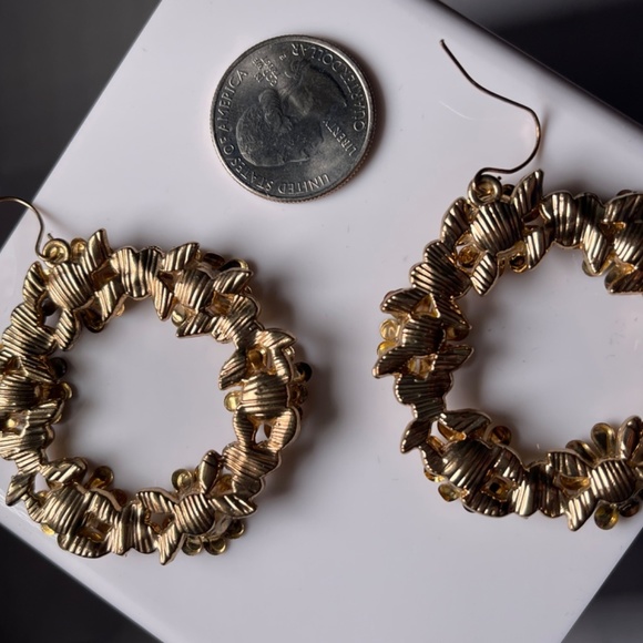 VINTAGE Goldtone Floral Wreath Hoop Earrings with Pastel Stones - Picture 6 of 7